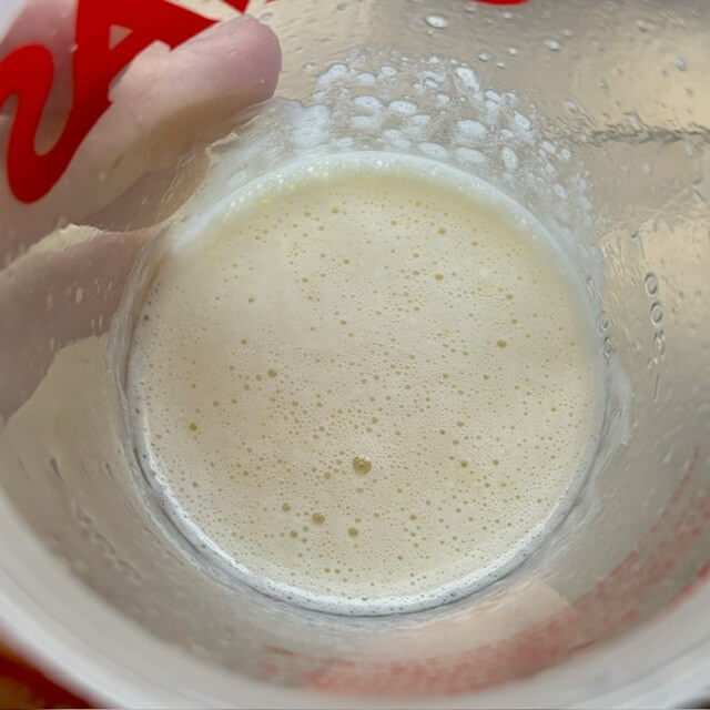 シェイク直後の状態。細かな泡は立ちますが、実際に飲むうえではそれほど気になりませんでした。