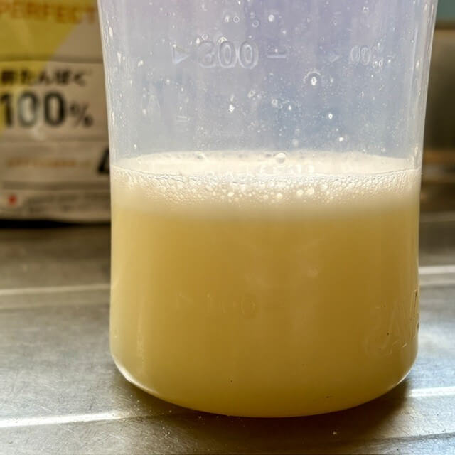 冷水で作ったWINZONE エッグプロテイン。バニラアイス風味らしい淡いクリーム色です。